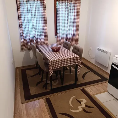 Apartman Dzan شقة