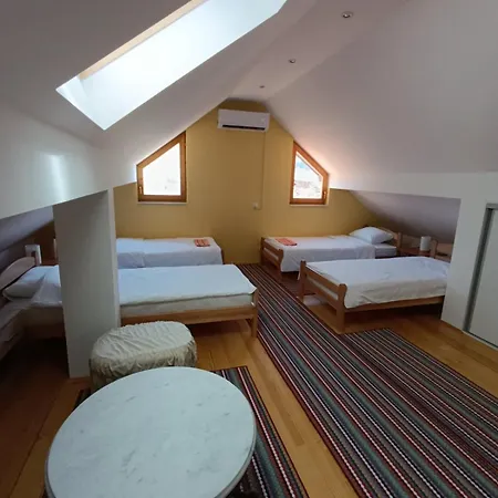 Apartman Dzan شقة