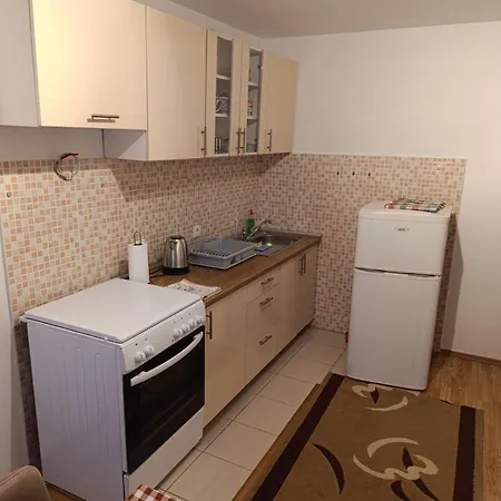 Apartman Dzan شقة