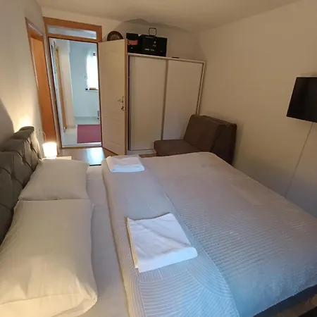 Apartman Dzan شقة