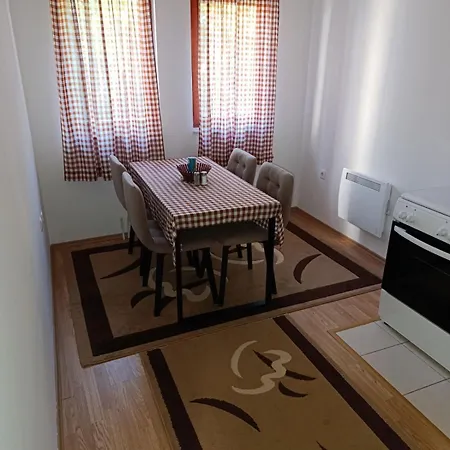Apartman Dzan شقة